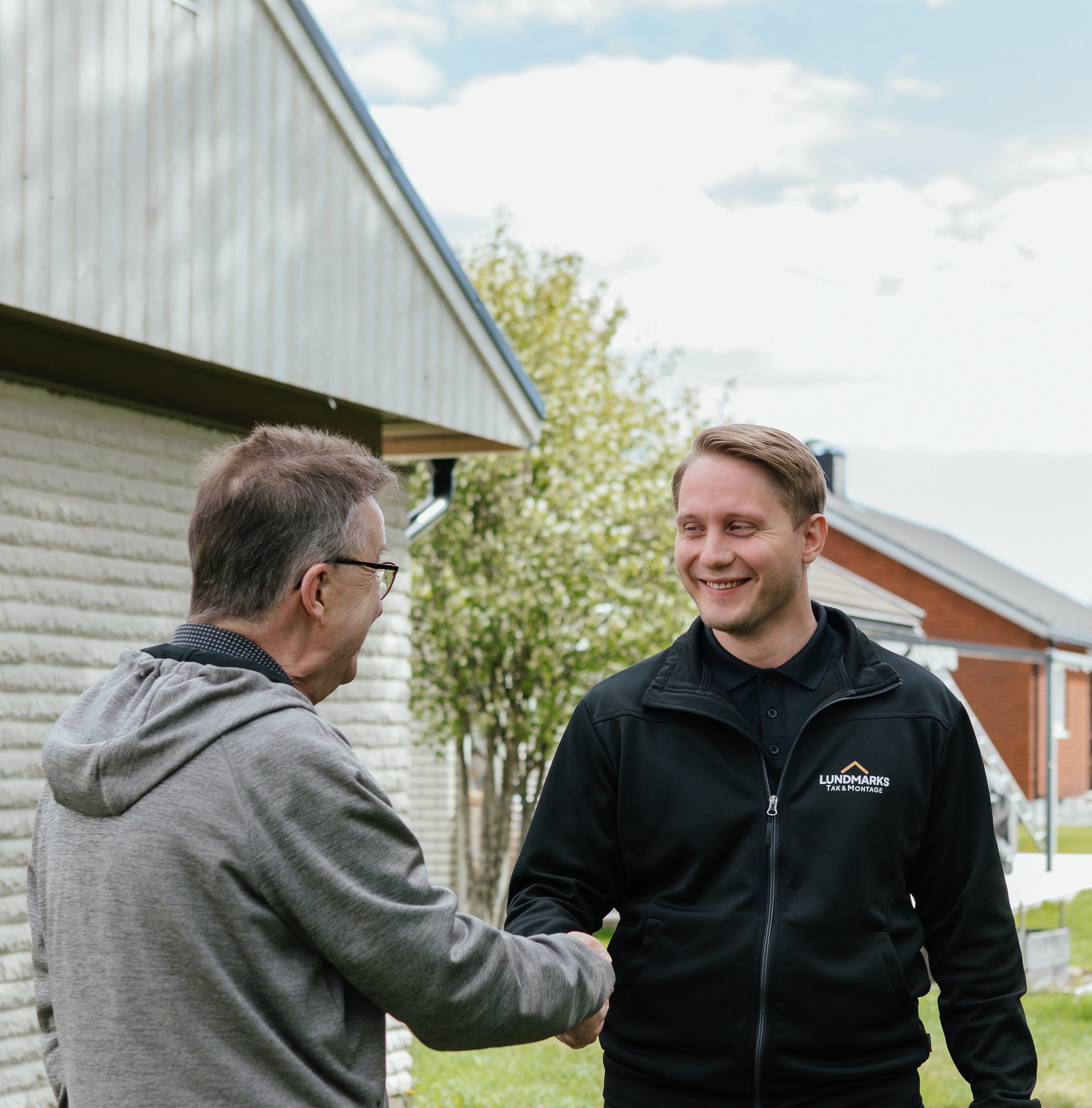 Medarbetare från Lundmarks hälsar på en kund vid ett hembesök