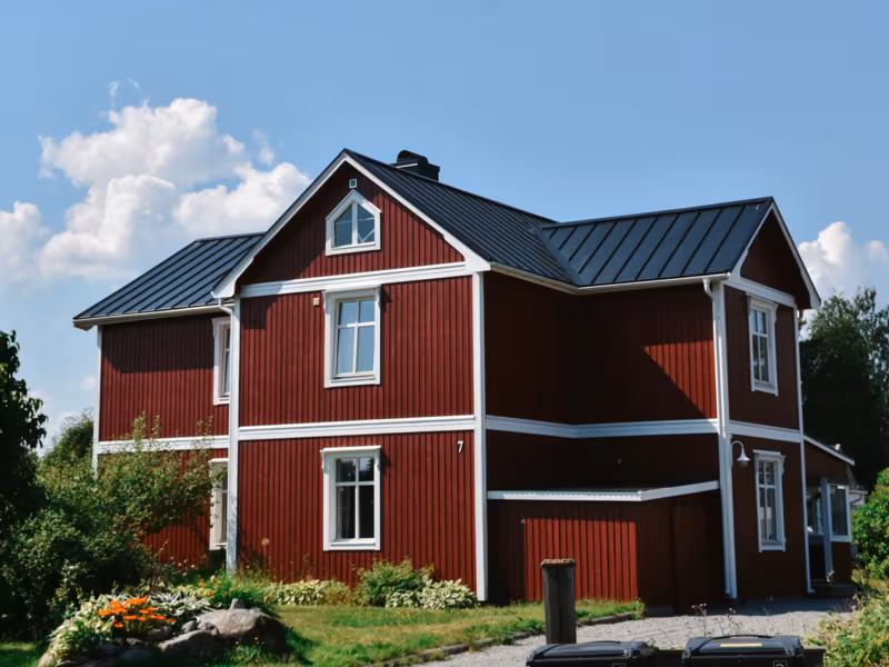 Takmontage med klickfalsplåt utfört av Lundmarks Tak & Montage